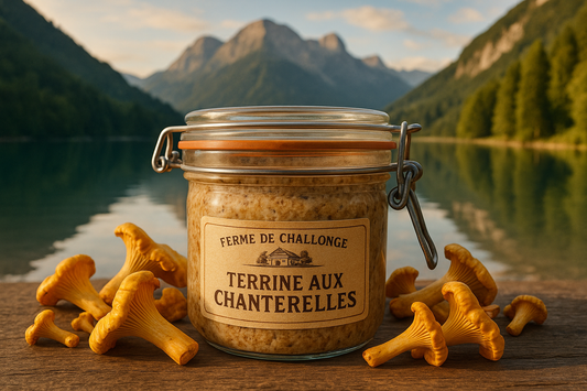 terrine aux chanterelles en pot de la ferme de challonge avec des chanterelle et un lac de savoie en fond